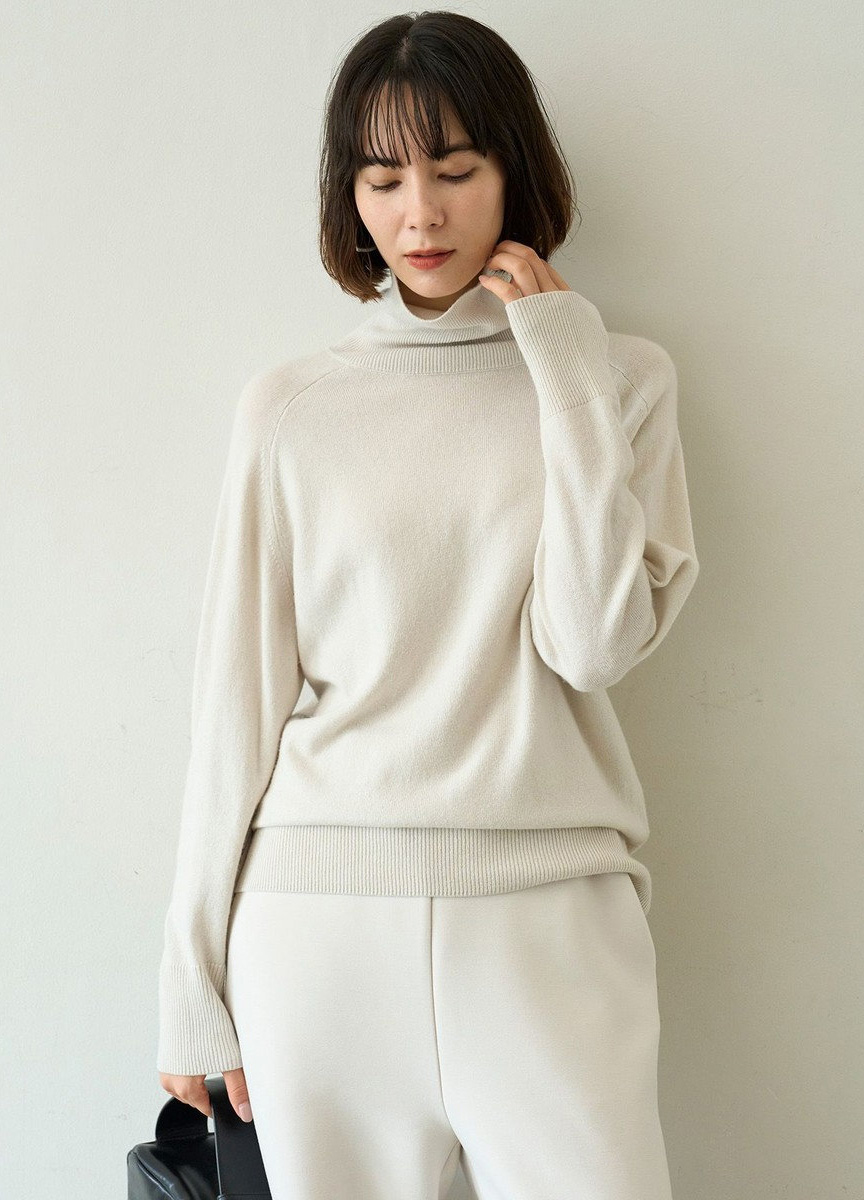 後釦飾高領針織上衣